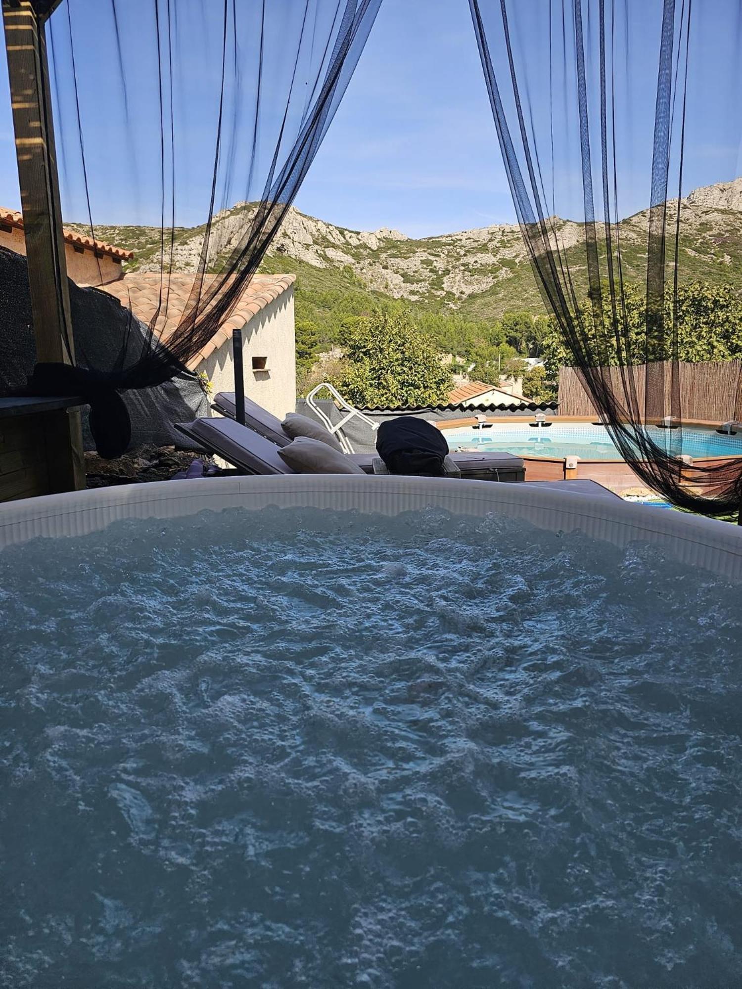Le Nid Des Calanques Et Son Jacuzzi Apartment Marseille Bagian luar foto